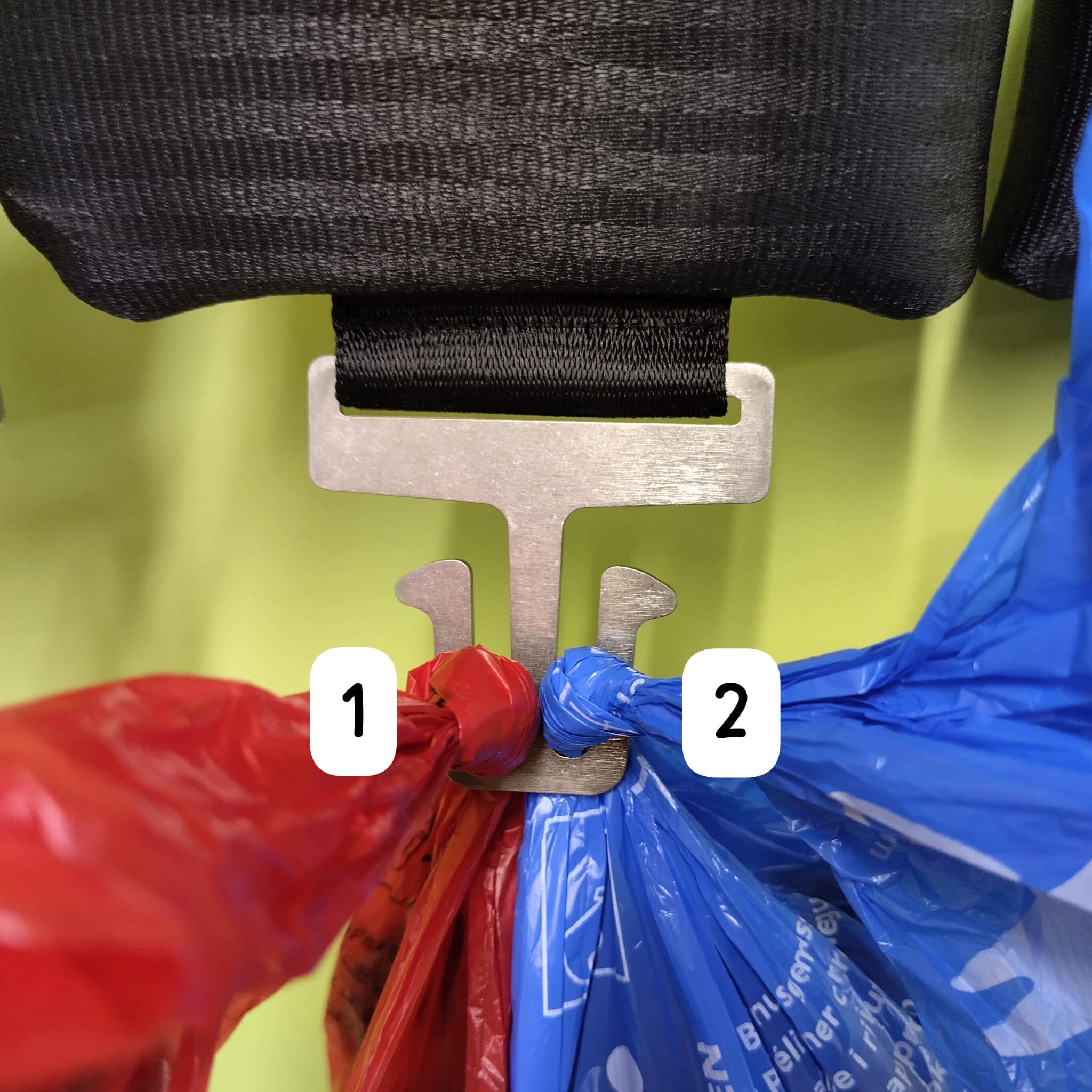 Volle-Kotbeutel-Halter an Etui, Autogurt Upcycling